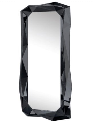 Lo Specchio SOLITARIE LIGHT Ceriotti ha una spigolosità simile a un diamante nel telaio e porta l'eleganza nel salone completo di luci LED