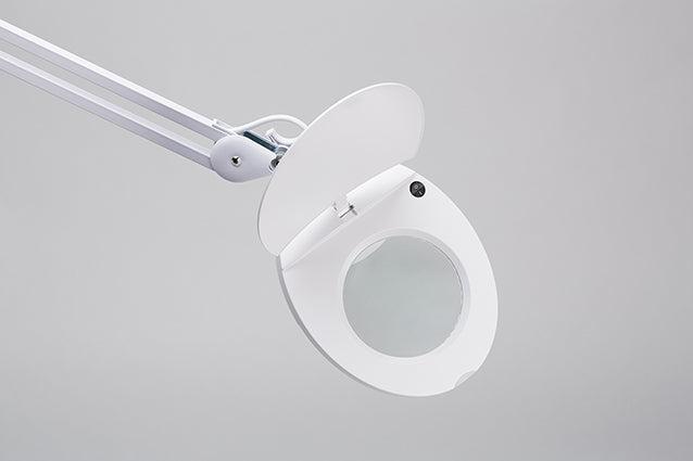 La lente di ingrandimento estetica professionale Led Lupa SP a 3 o 5 diottrie con lampada LED. Completa di morsetto al tavolo.