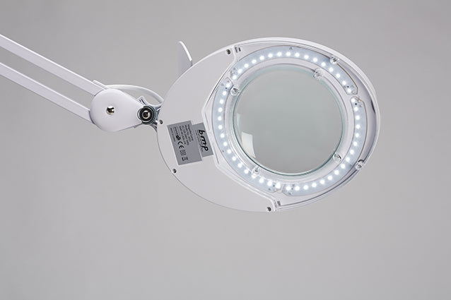 La lente di ingrandimento estetica professionale Led Lupa dispone di un braccio snodabile è a 3 o 5 diottrie dotata di luce a LED.