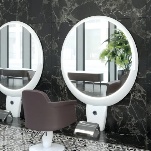 La postazione in nobilitato MOONLIGHT è con un'elegante struttura dotato di una struttura in poliuretano rigido laccato di colore bianco.
Gli specchi sono di forma tonda, è possibile su richiesta riceverli con illuminazione a Led per una maggiore precisione durante lo styling