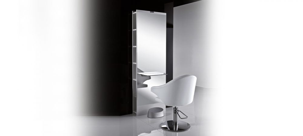 Lo specchio Memory SCeriotti è professionale con una struttura in nobilitato bianco, vani a giorno e piano in alluminio pressofuso.