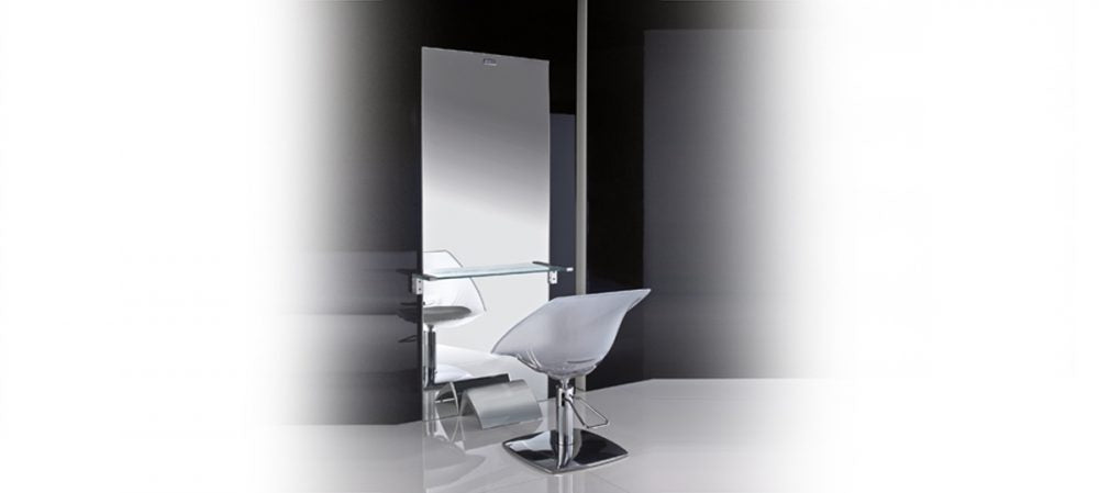 Specchio parrucchiere Essential Ceriotti, con cornice in ABS cromato e pianetto in vetro con sostegni in alluminio.