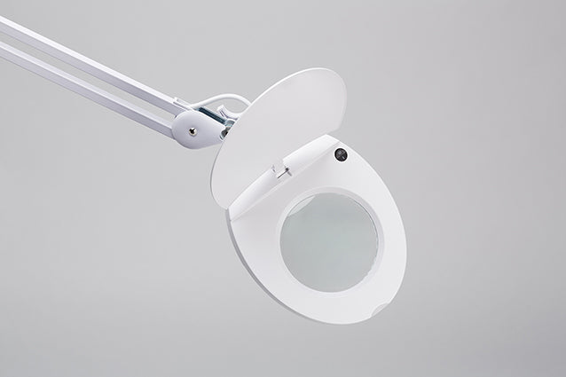La lente di ingrandimento estetica professionale Led Lupa dispone di un braccio snodabile è a 3 o 5 diottrie dotata di luce a LED.