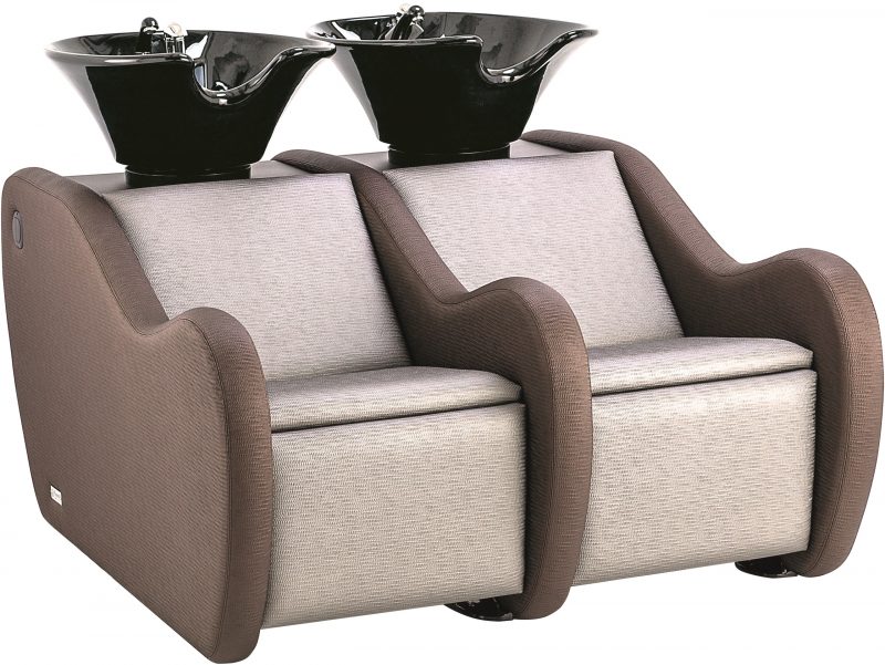 Lavatesta Relax Db Ceriotti con braccioli, seduta e schienale sono realizzati in poliuretano schiumato con inserti in legno e metallo